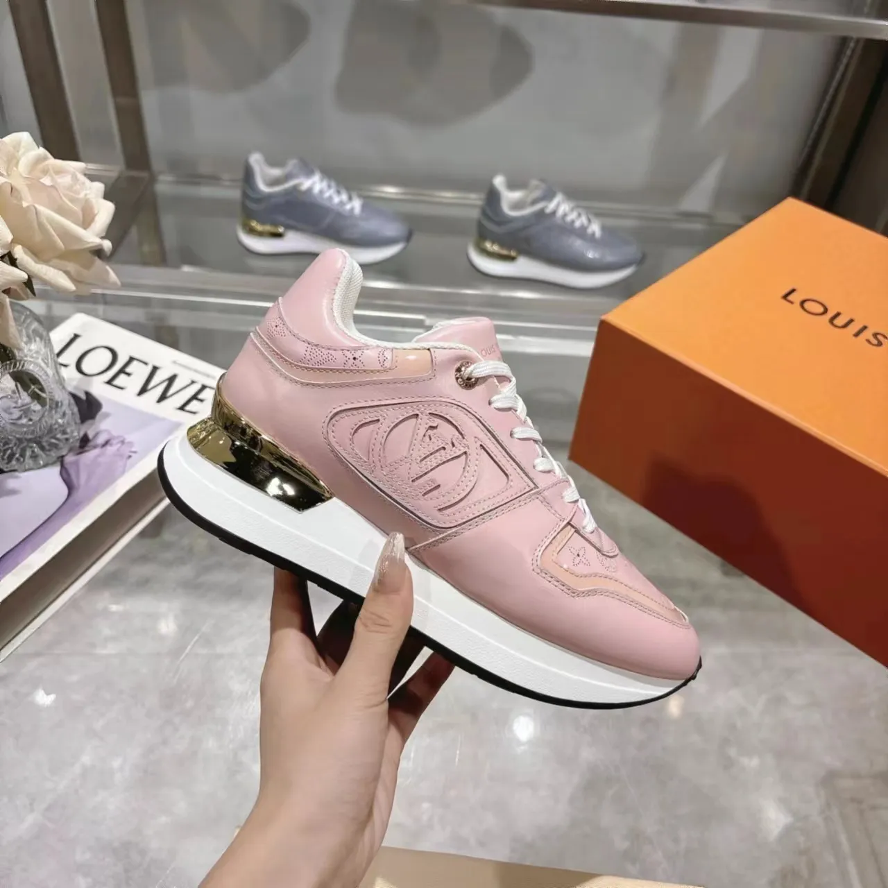 [L Family] P: 760💰Size 35-42 for women, 39-46 for men, (41.42 for women, 45.46 for men, customized) .LV Donkey Brand 🔥🔥LOUIS VUITTON Louis Vuitton's official website synchronizes the 2025 autumn and winter couple's models, which are now on the market, this Neo Run Away sneakers are inspired by running shoes, integrating LV's iconic must-have shoes into the trend. This version is a 1:1 replica of the original version. It is made of two-tone calfskin to highlight its simple lines and unique wedge outsole. Key details include the LV initials on the side and an engraved gold heel stabilizer on the back plus a 2cm hidden insole.